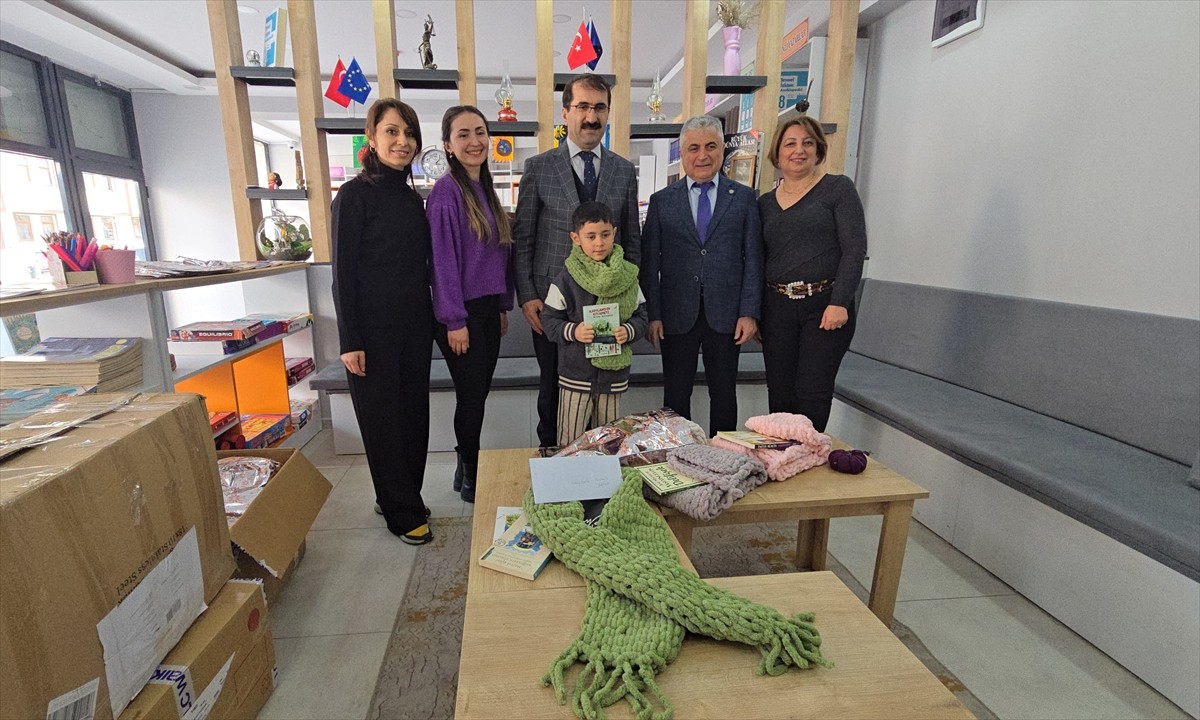 Artvin'de öğretmenler, ördükleri atkıları deprem bölgesindeki kardeş okulun öğrencilerine...