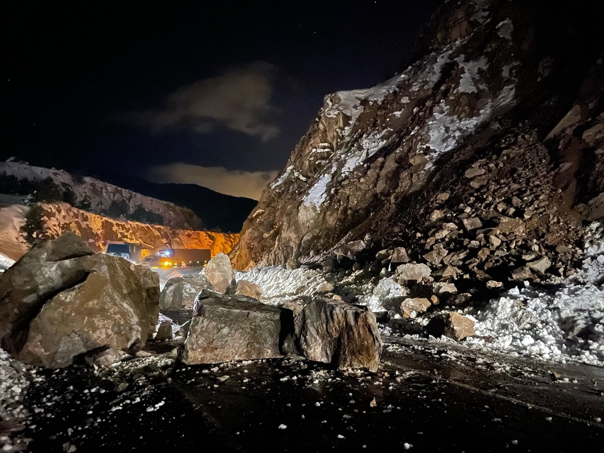 Artvin-Ardahan kara yolunda meydana gelen heyelan nedeniyle ulaşım tek şeritten kontrollü...