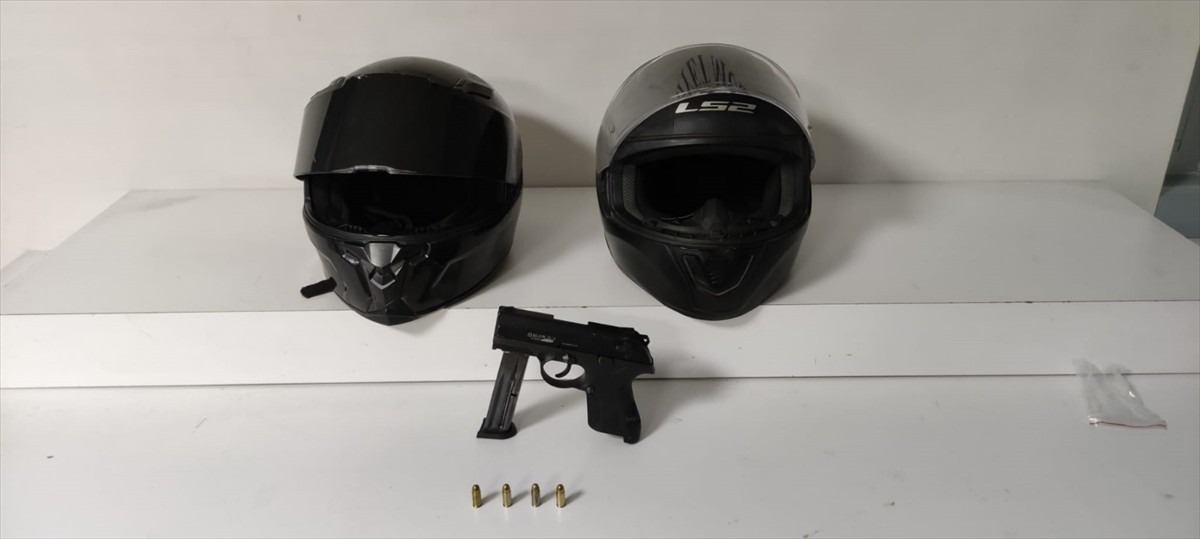 Ataşehir'de galerinin önünde park halindeki otomobile ateş açtıkları iddiasıyla yakalanan 3 zanlı...