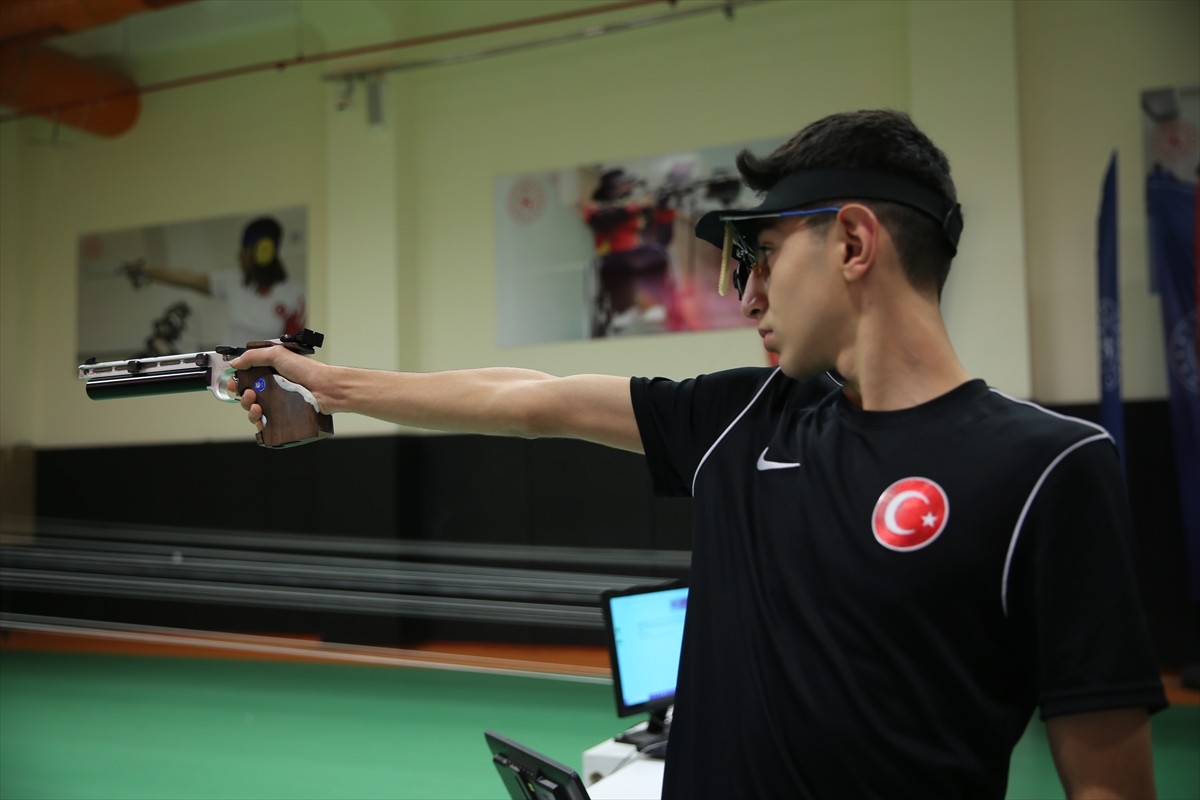 Atıcılıkta bronz madalya sahibi 16 yaşındaki milli sporcu Mahmut İpekçioğlu, önce 2025 Avrupa...