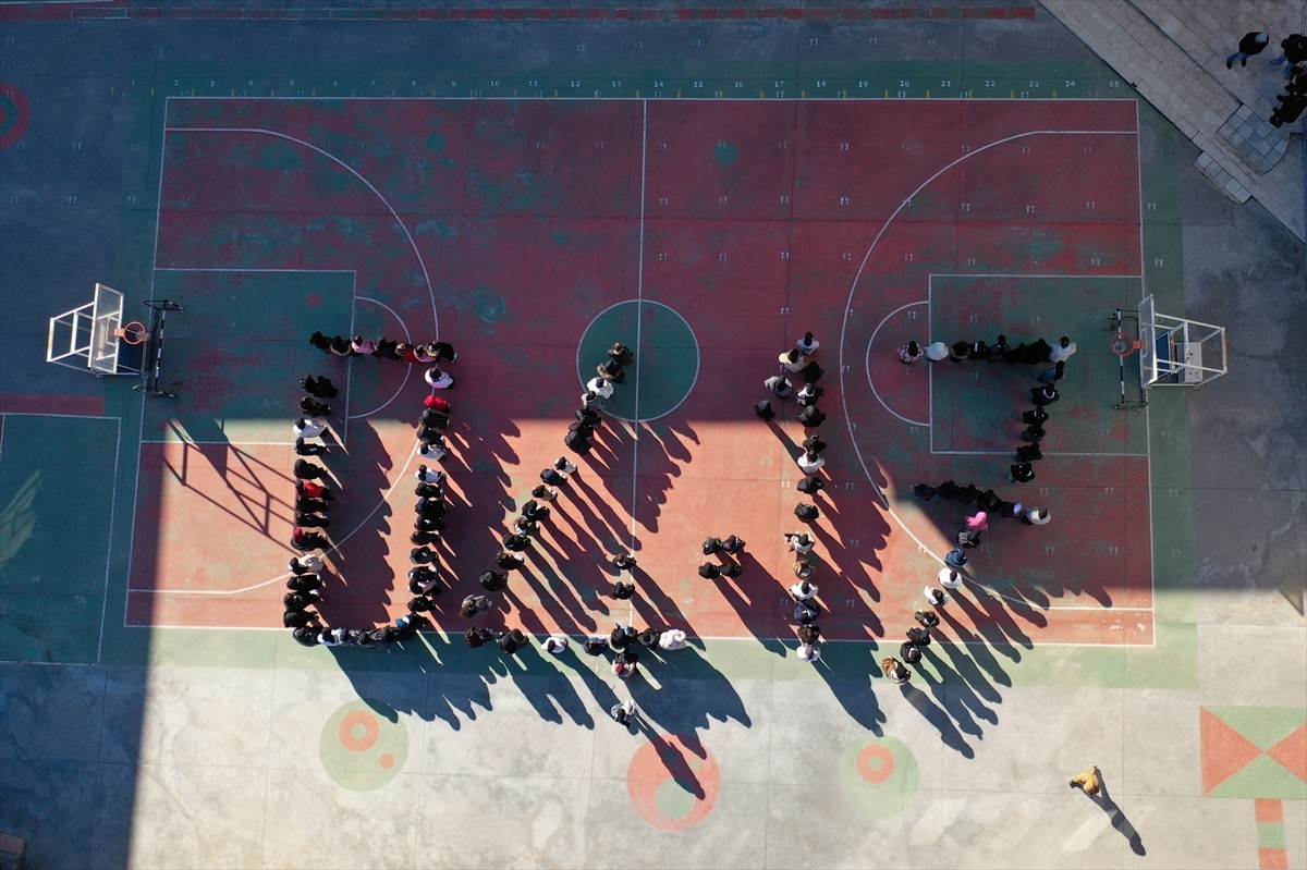 Aydın'da lise öğrencileri, 6 Şubat 2023'te Kahramanmaraş merkezli depremlerde yaşamını yitirenleri...