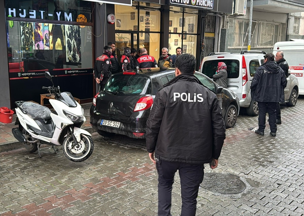 Aydın'ın Efeler ilçesinde akrabalar arasında çıkan kavgayı ayırmak isteyen bir esnaf satırla...