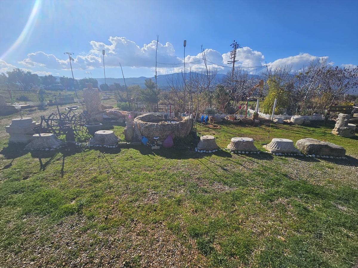 Aydın'ın Karacasu ilçesinde bir eve düzenlenen operasyonda Roma dönemine ait 277 obje ve tarihi...