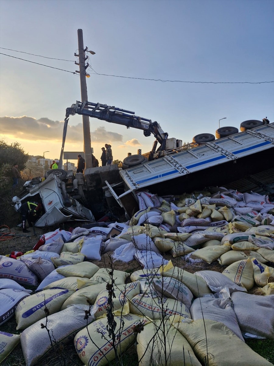 Aydın'ın Kuşadası ilçesinde tırın şarampole devrilmesi sonucu sürücü öldü, 3 kişi yaralandı. Olay...