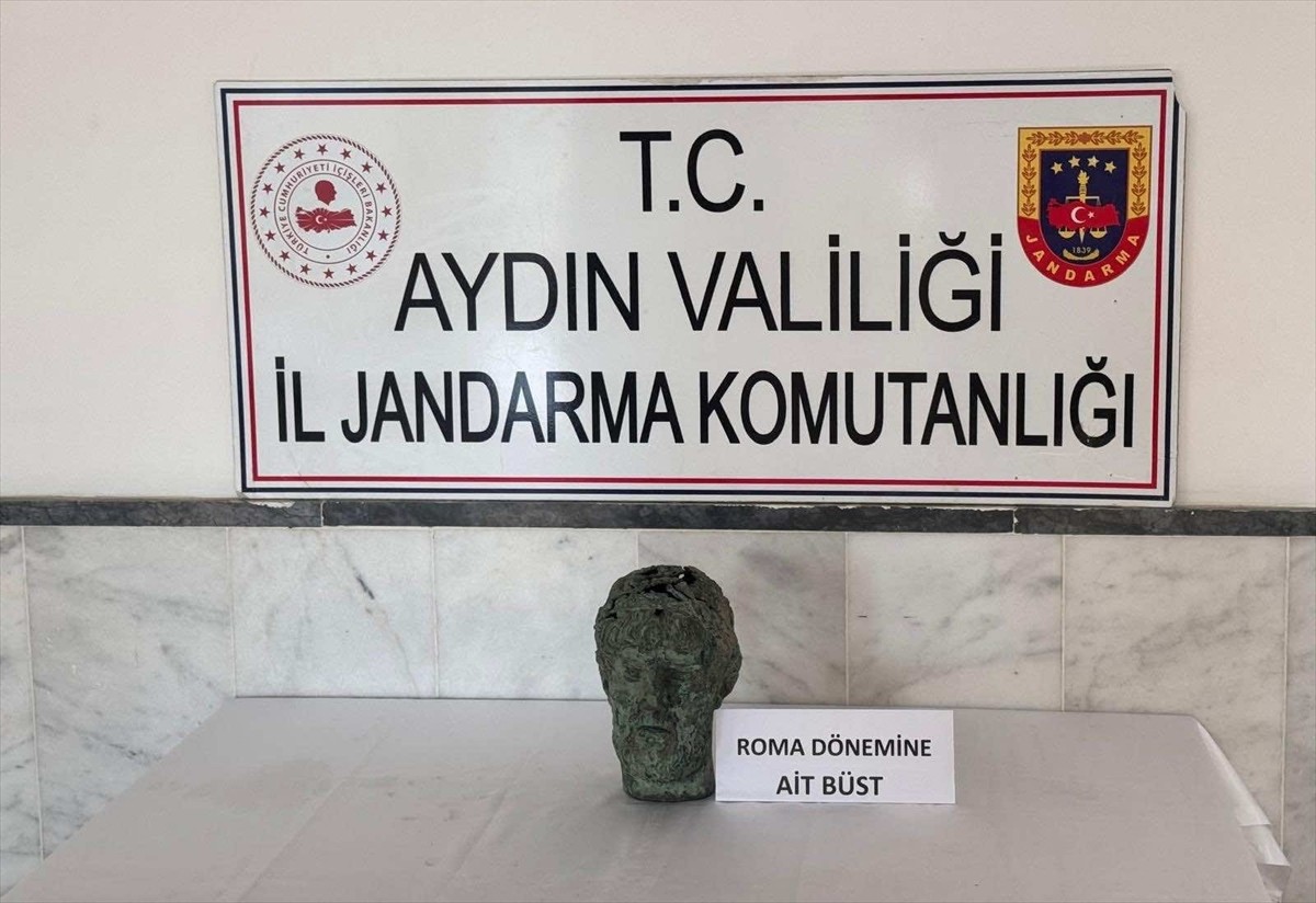 Aydın'ın Kuyucak ilçesinde, evlerinde Roma dönemine ait olduğu değerlendirilen büst bulunan anne...