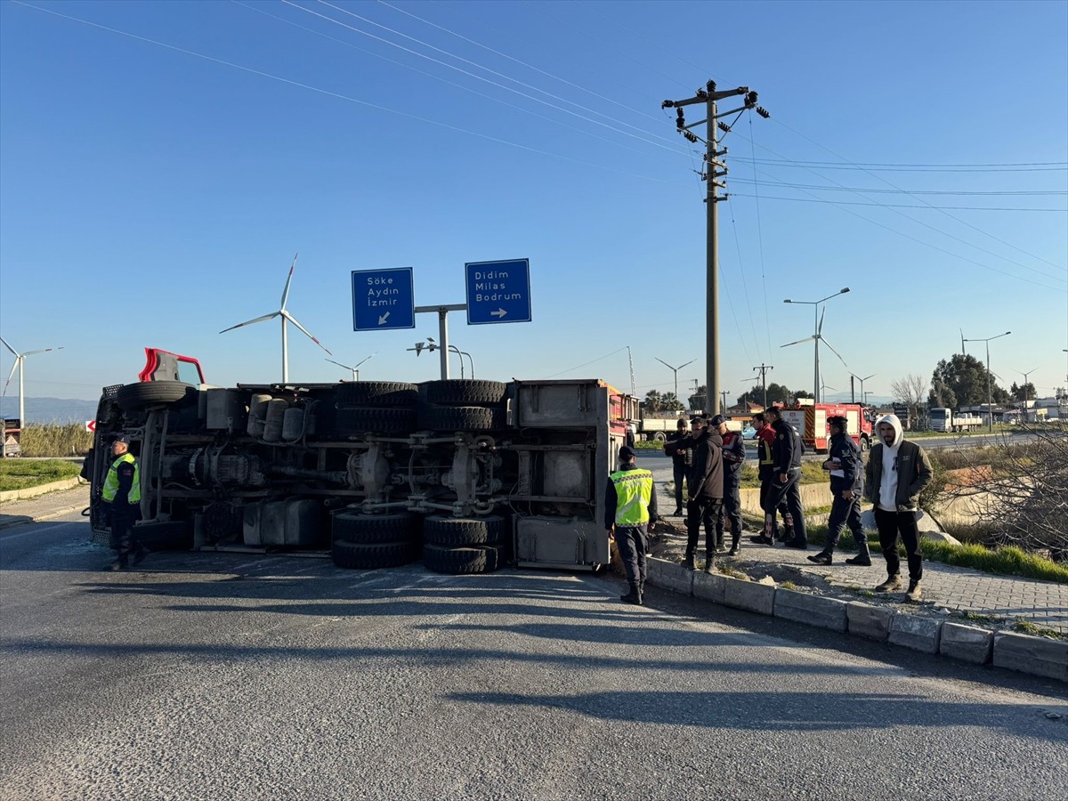 Aydın'ın Söke ilçesinde itfaiye aracının devrilmesi sonucu yaralanan 3 itfaiye personeli hastaneye...