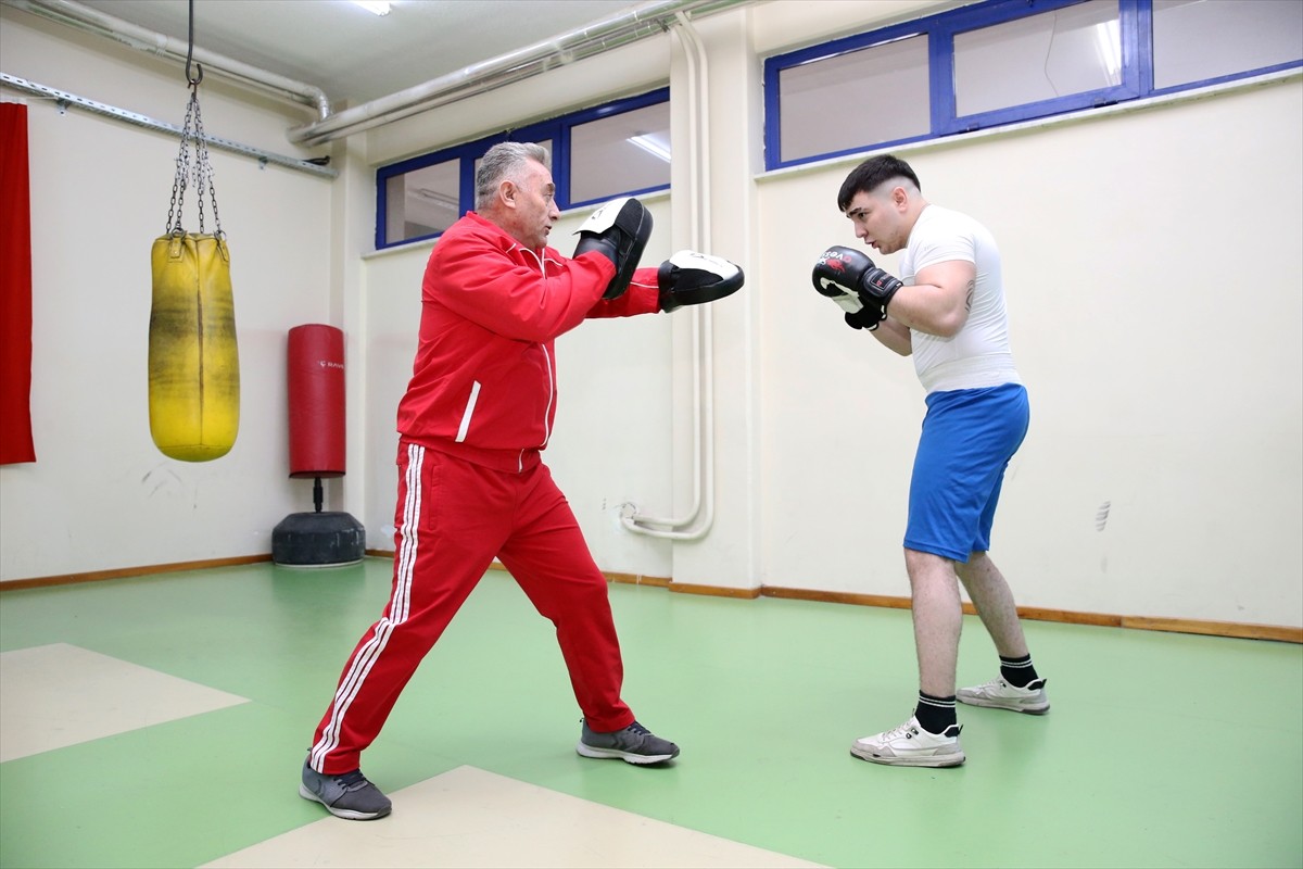 Azerbaycan'dan üniversite öğrenimi için geldiği Eskişehir Osmangazi Üniversitesinde (ESOGÜ) boksa...