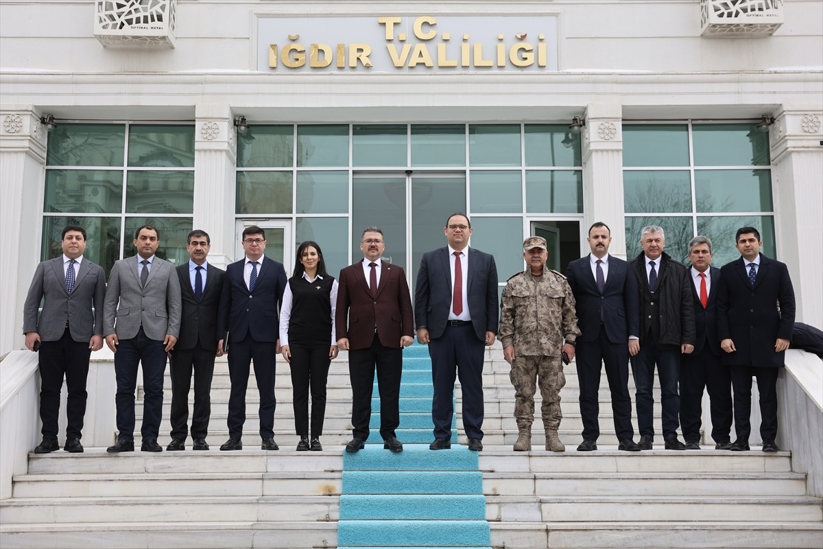 Azerbaycan Kars Başkonsolosu Zamin Aliyev (sol 4), Azerbaycan İçişleri ve Dışişleri Bakanlığı ile...