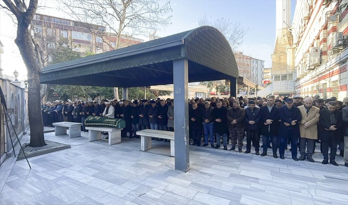 Bahçelievler'de tartıştığı mahalle muhtarı tarafından silahla vurulmasının ardından tedavi gördüğü...