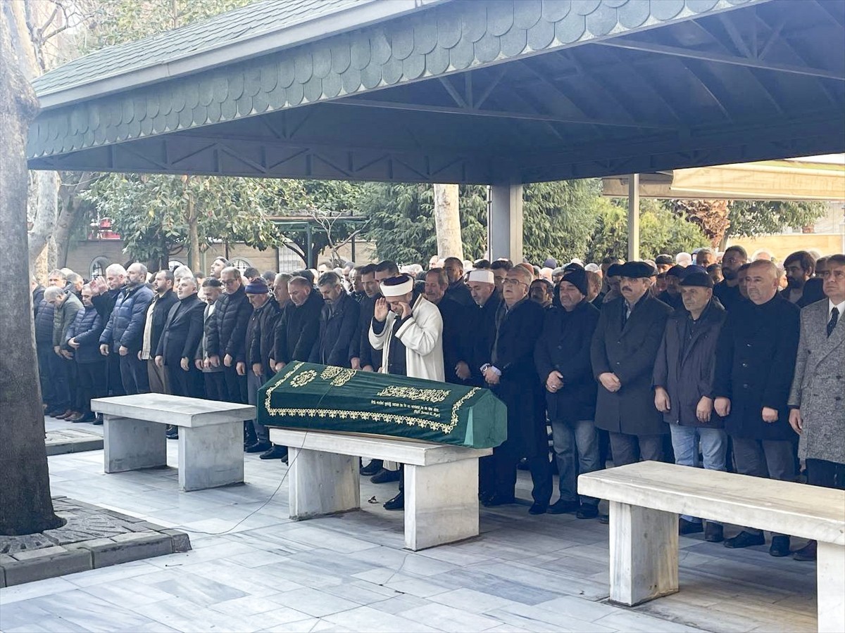 Bahçelievler'de tartıştığı mahalle muhtarı tarafından silahla vurulmasının ardından tedavi gördüğü...