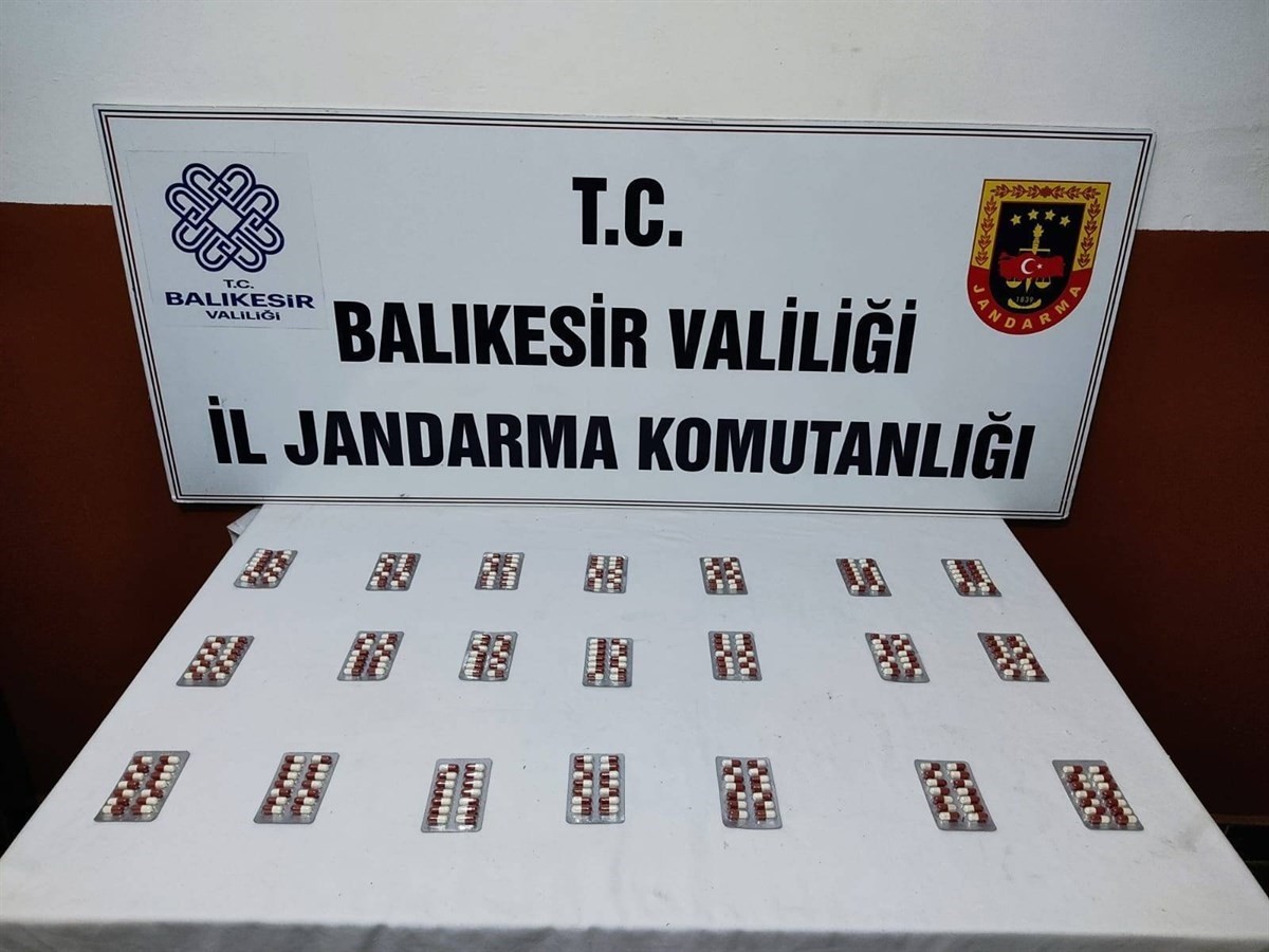 Balıkesir'de jandarma ekiplerince düzenlenen uyuşturucu operasyonunda 5 şüpheli gözaltına alındı....