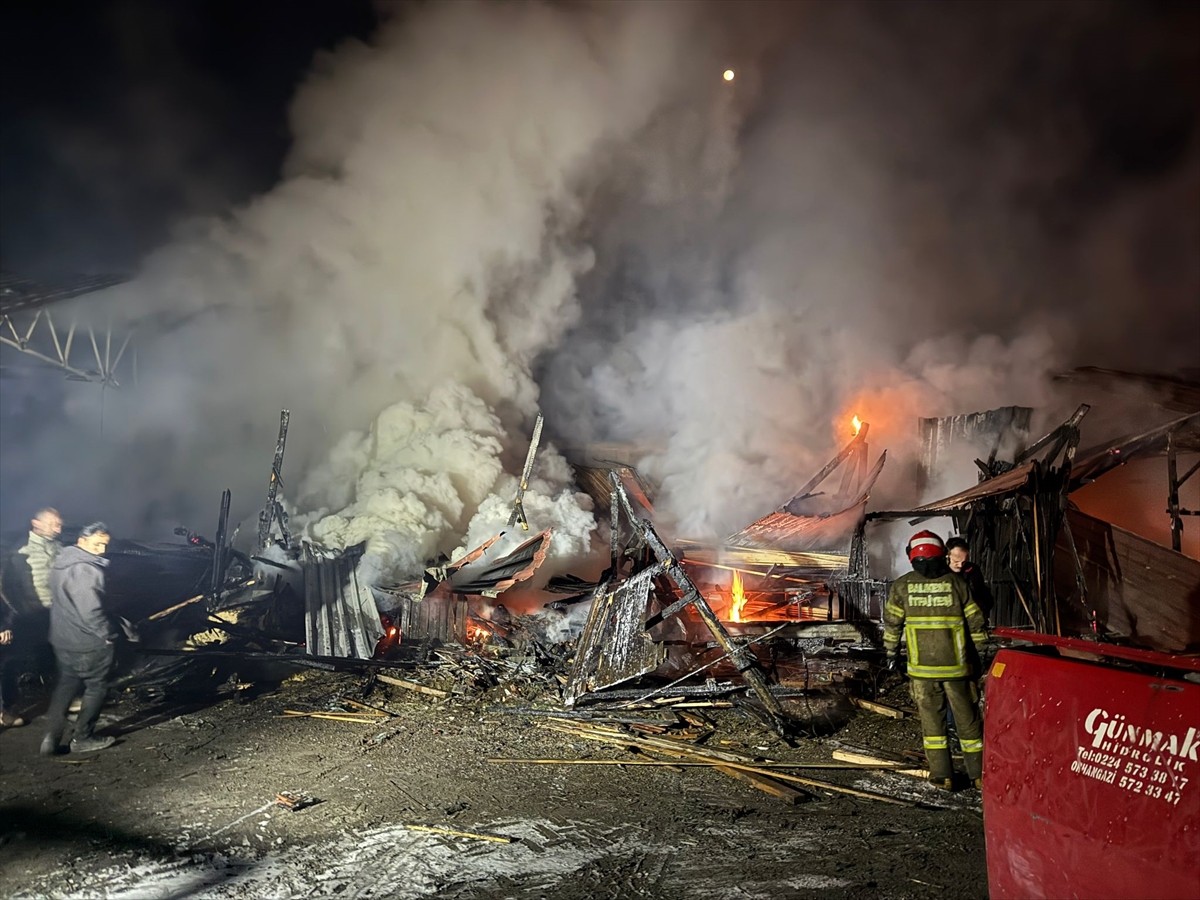 Balıkesir'in Dursunbey ilçesinde kereste fabrikasının deposunda çıkan yangın itfaiye ekiplerince...