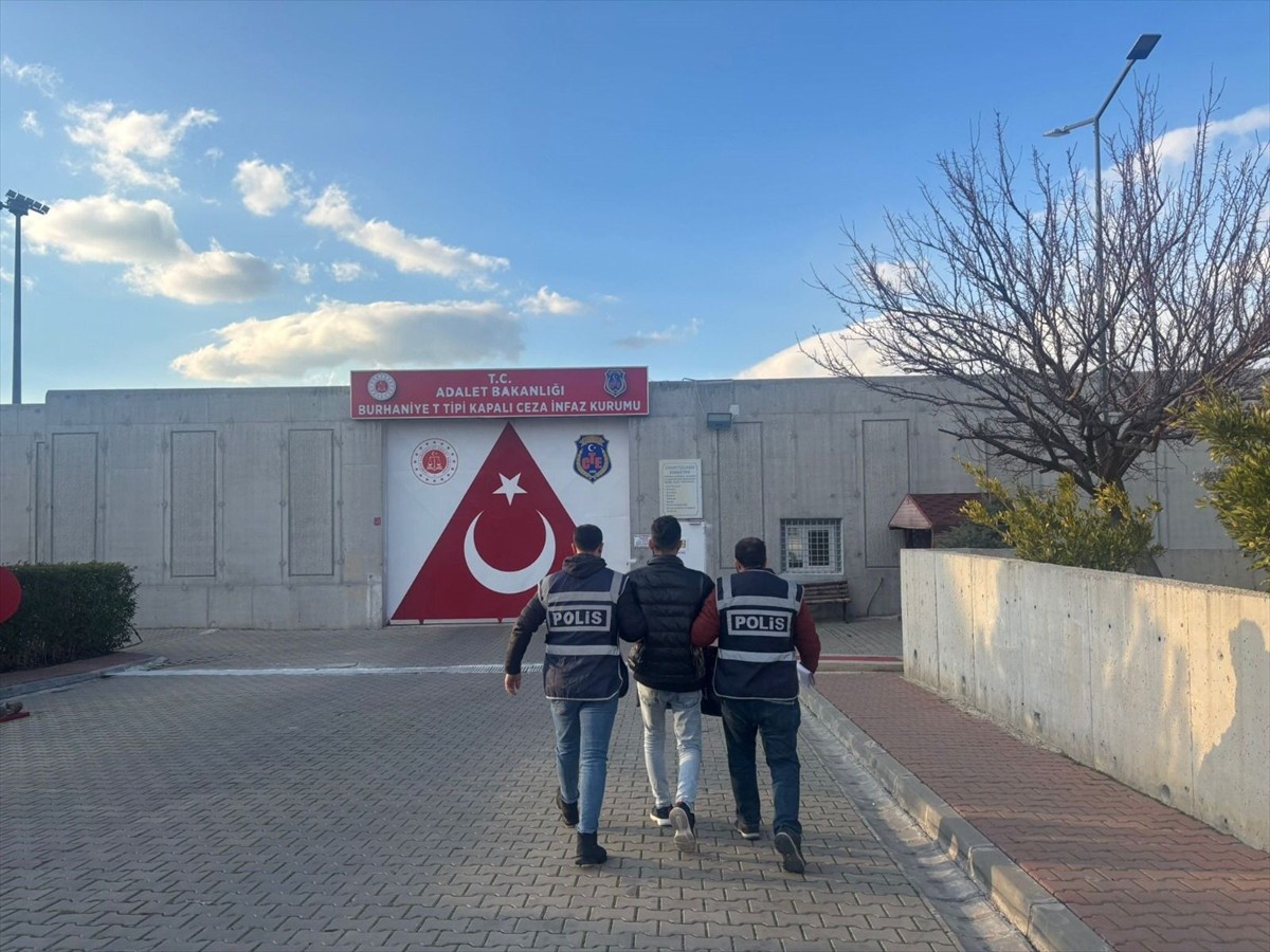 Balıkesir'in Gömeç ilçesinde yediemin otoparkından 4 aracın çalınmasına ilişkin gözaltına alınan 7...