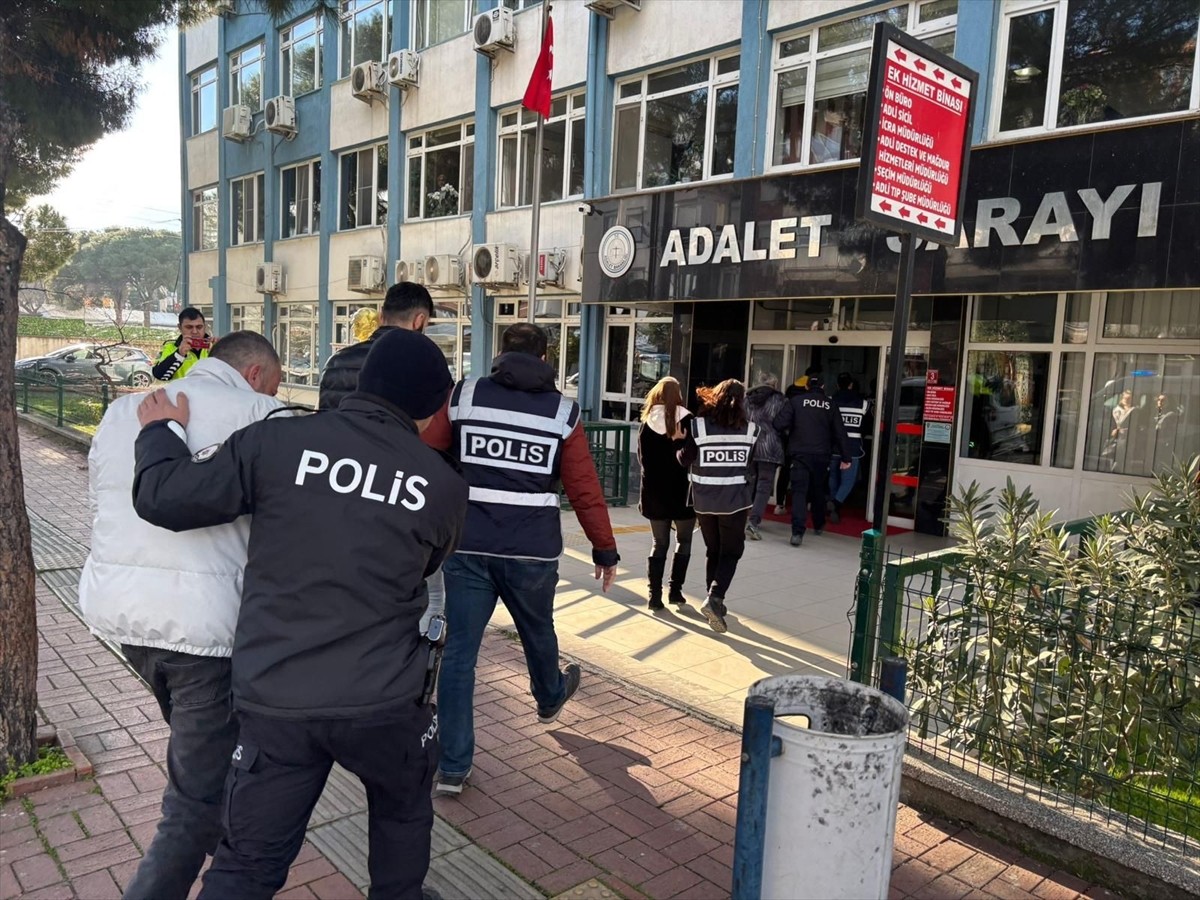 Balıkesir'in Gömeç ilçesinde yediemin otoparkından 4 aracın çalınmasına ilişkin gözaltına alınan 7...