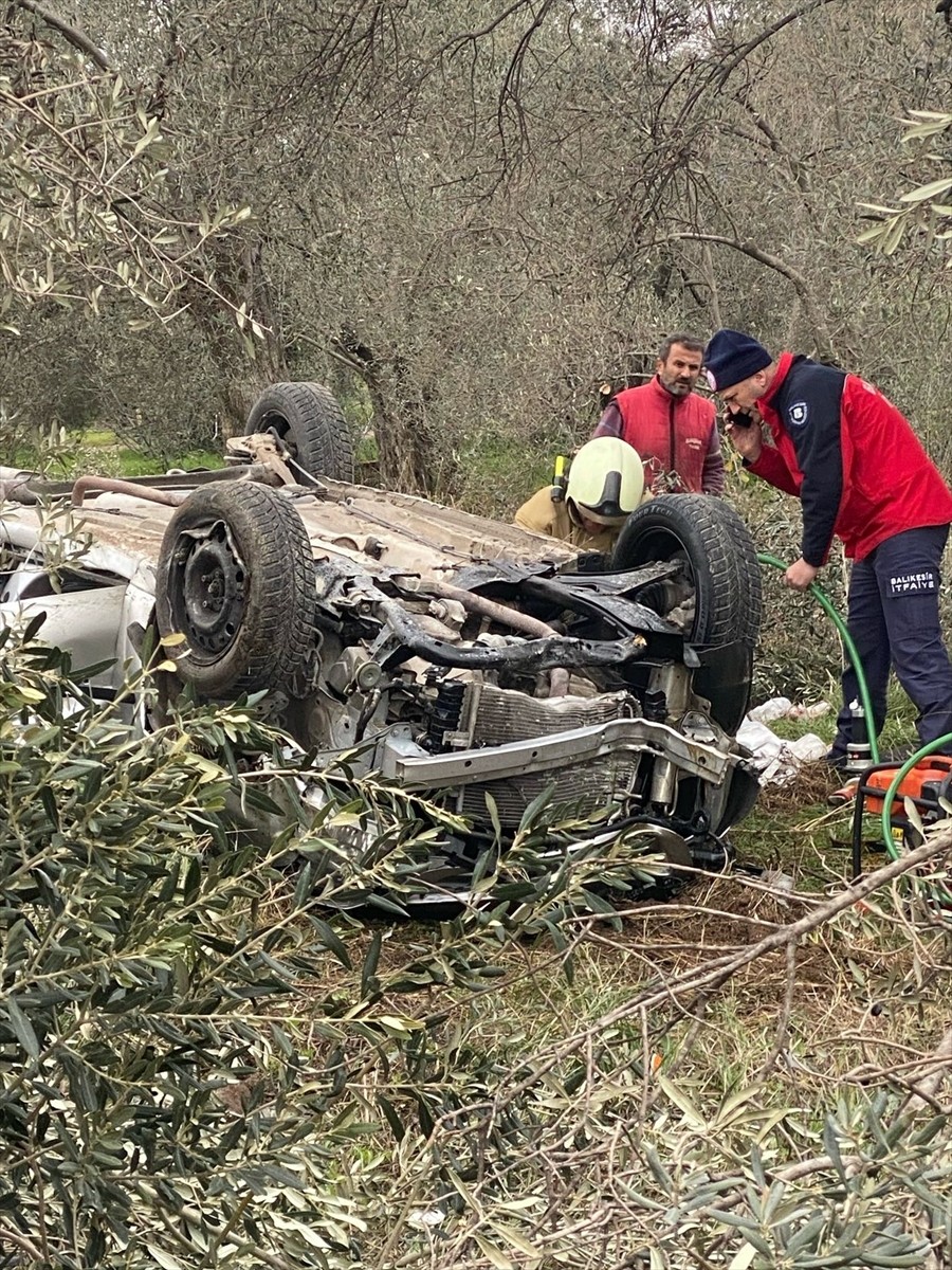 Balıkesir'in Havran ilçesinde zeytinliğe devrilen otomobildeki 2 kişi hayatını kaybetti.