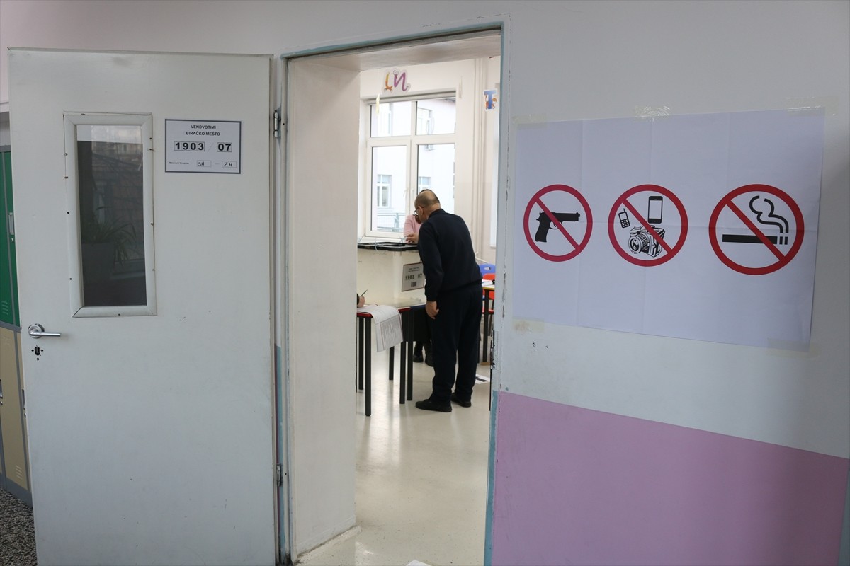 Balkan ülkesi Kosova'da halk, genel seçimde oy kullanmak için sandık başına gitti. Kosovalı...