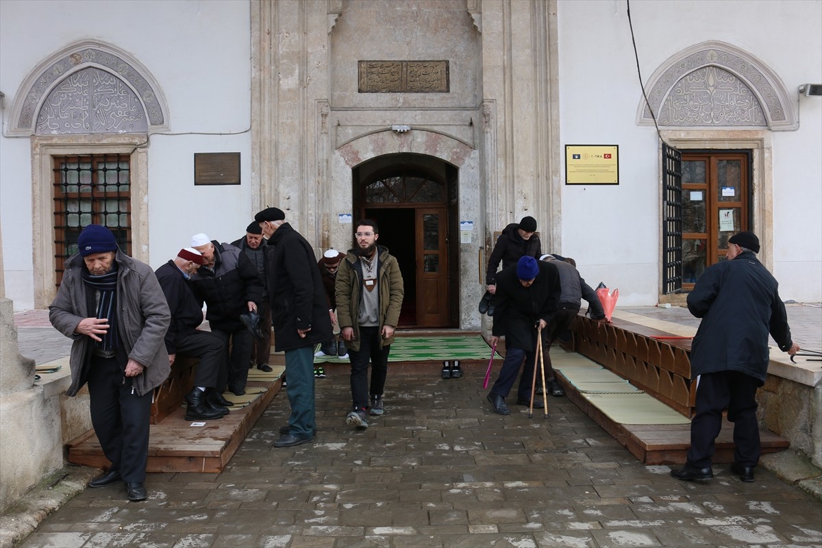 Balkan ülkesi Kosova'nın başkenti Priştine'de 11 ayın sultanı ramazan için hazırlıklar tamamlandı....