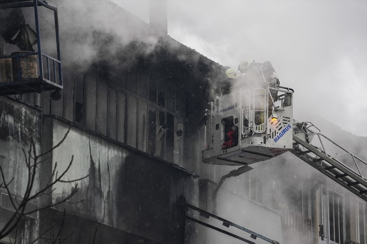 Başakşehir'de 2 katlı kauçuk atölyesinde çıkan yangına, itfaiye ekipleri müdahale ediyor.