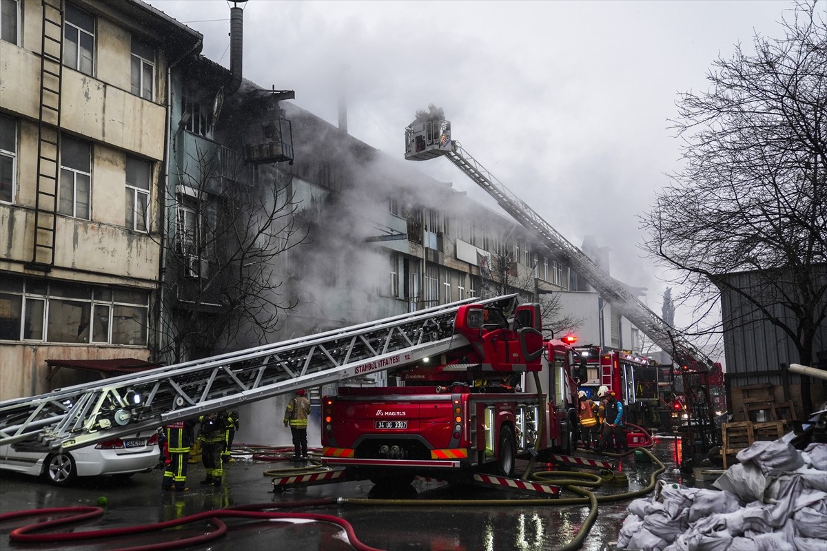 Başakşehir'de 2 katlı kauçuk atölyesinde çıkan yangına, itfaiye ekipleri müdahale ediyor.