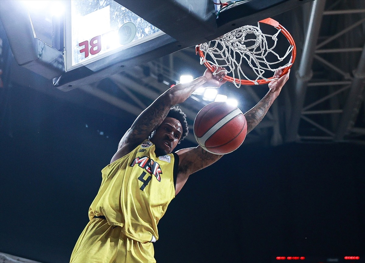 Basketbolda ING Erkekler Türkiye Kupası çeyrek final maçında Mersin Spor ile TOFAŞ, Mersin'deki...