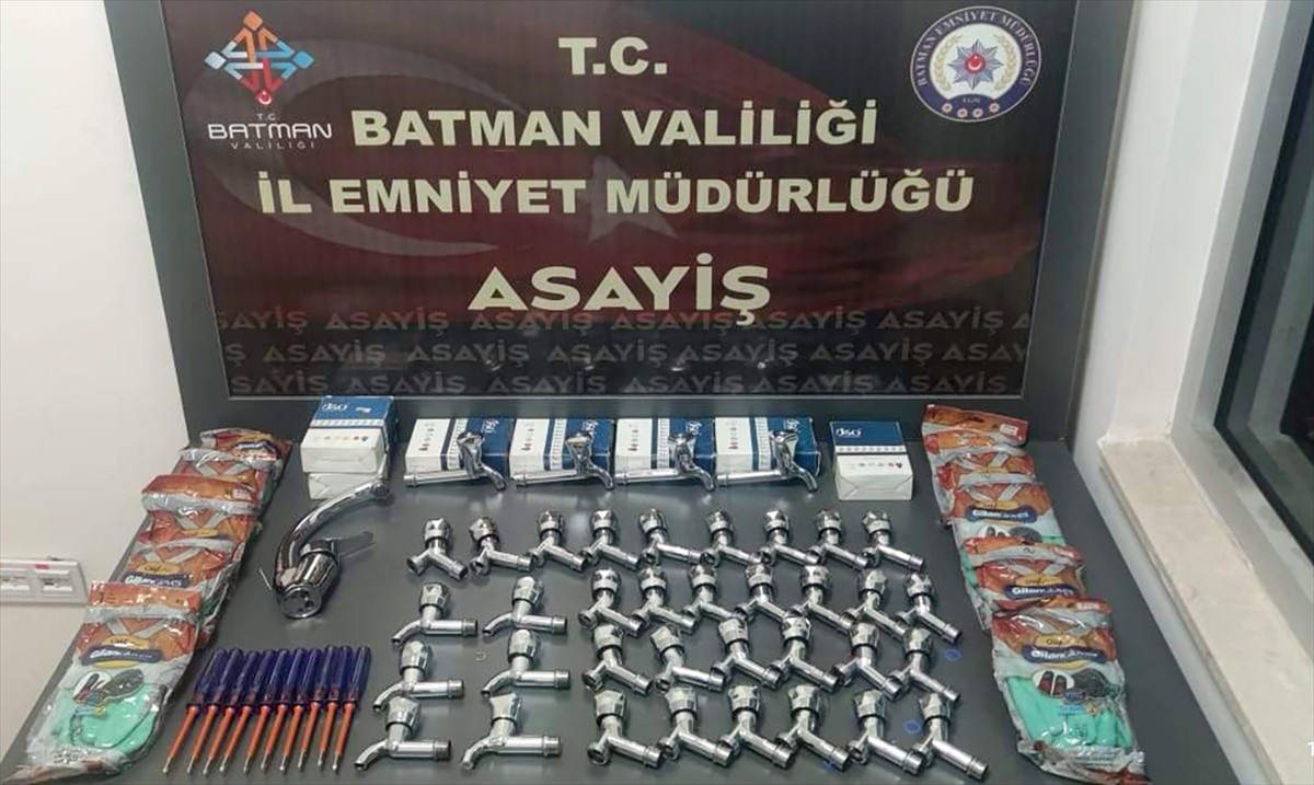 Batman'da bir iş yerinden hırsızlık yaptıkları iddiasıyla gözaltına alınan 2 şüpheli...