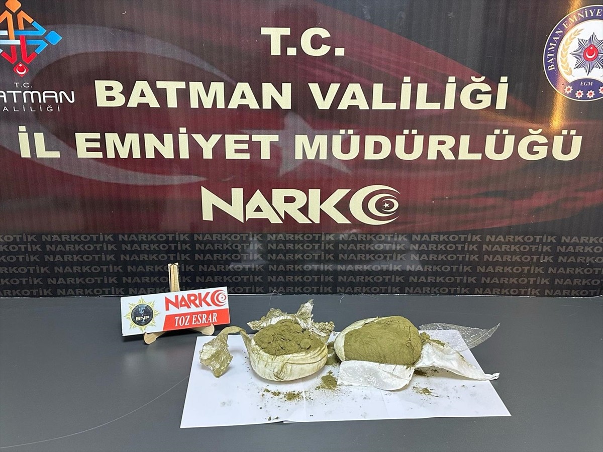Batman'da durdurulan bir otomobilde 1 kilo 76 gram uyuşturucu ele geçirildi, gözaltına alınan 2...