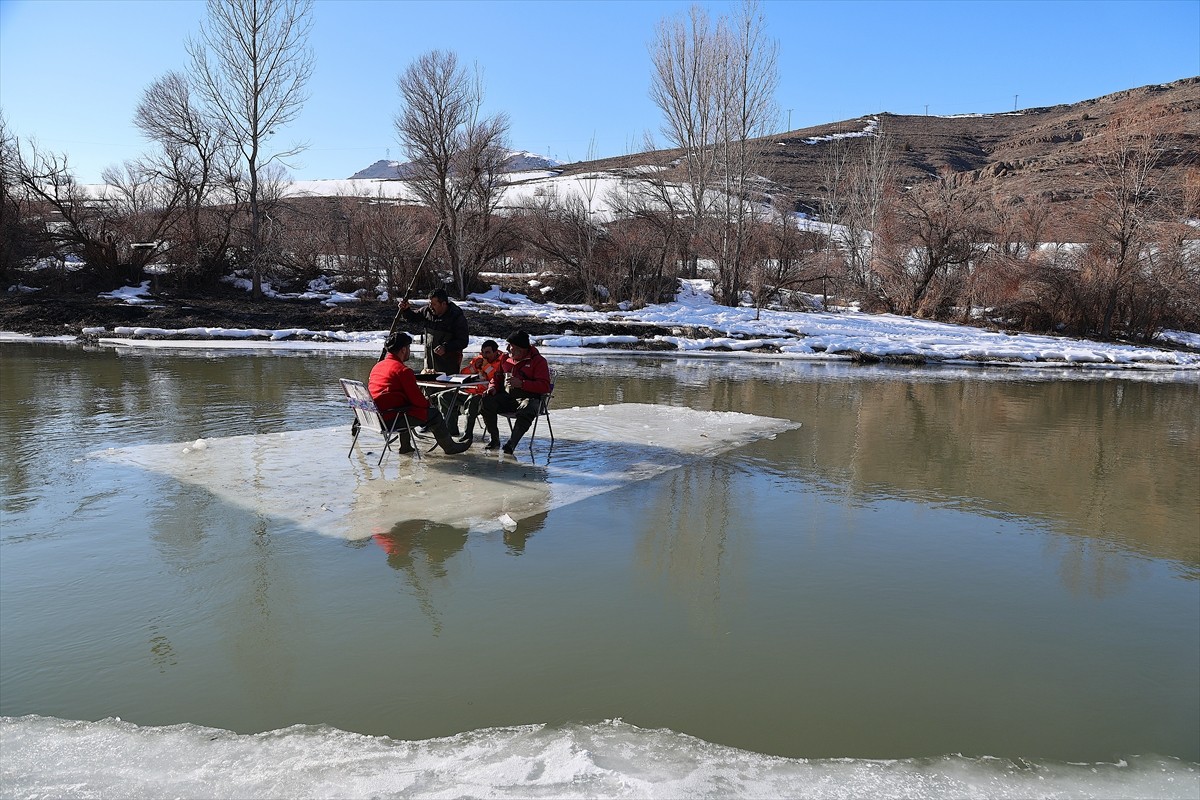 Bayburt'ta kısmen donan Çoruh Nehri'nde buluşan amatör balıkçılar, sal amacıyla kullandıkları buz...