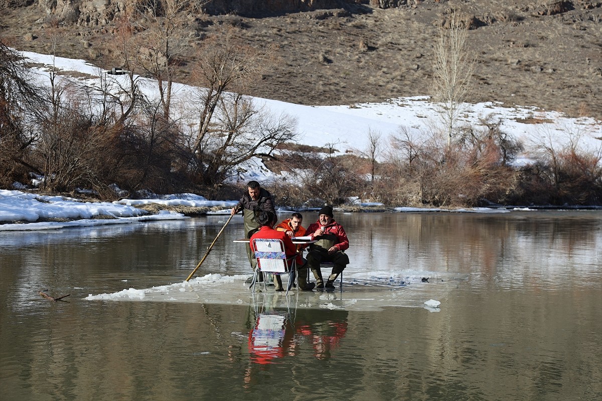 Bayburt'ta kısmen donan Çoruh Nehri'nde buluşan amatör balıkçılar, sal amacıyla kullandıkları buz...