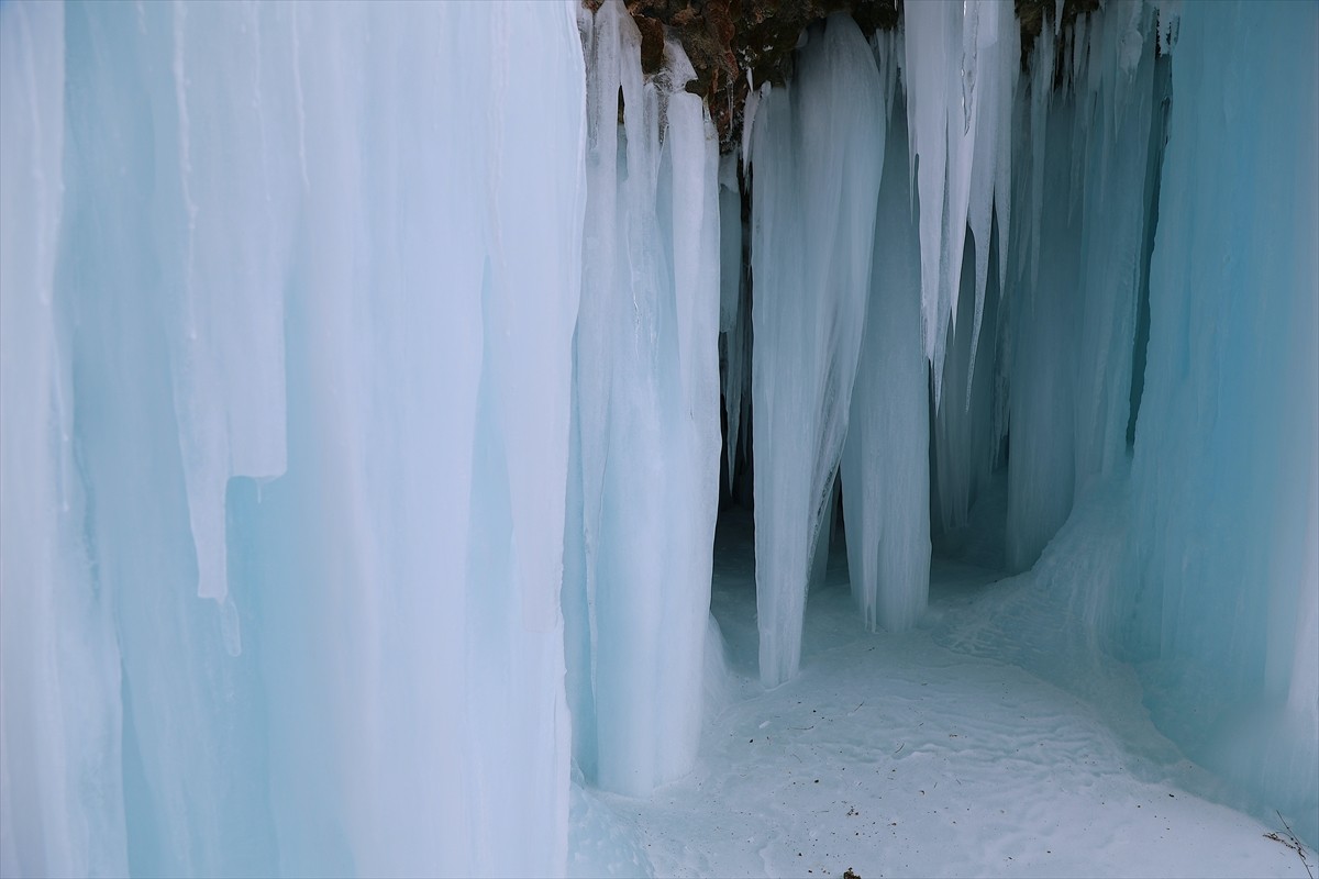 Bayburt'taki Sırakayalar Şelalesi, bölgede hava sıcaklığını sıfırın altında 20 dereceye kadar...