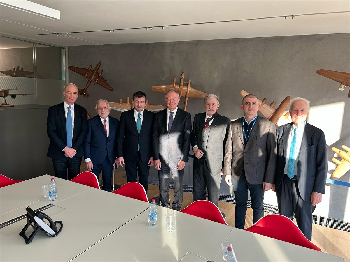 Baykar Yönetim Kurulu Başkanı ve Teknoloji Lideri Selçuk Bayraktar (ortada) ve Baykar Genel Müdürü...