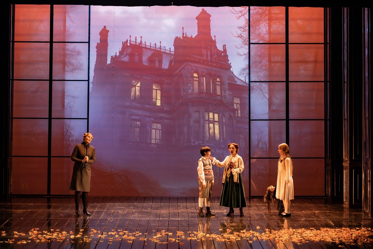 Benjamin Britten'ın başyapıtlarından "The Turn of the Screw/Kötülüğün Döngüsü" operası, uzun bir...