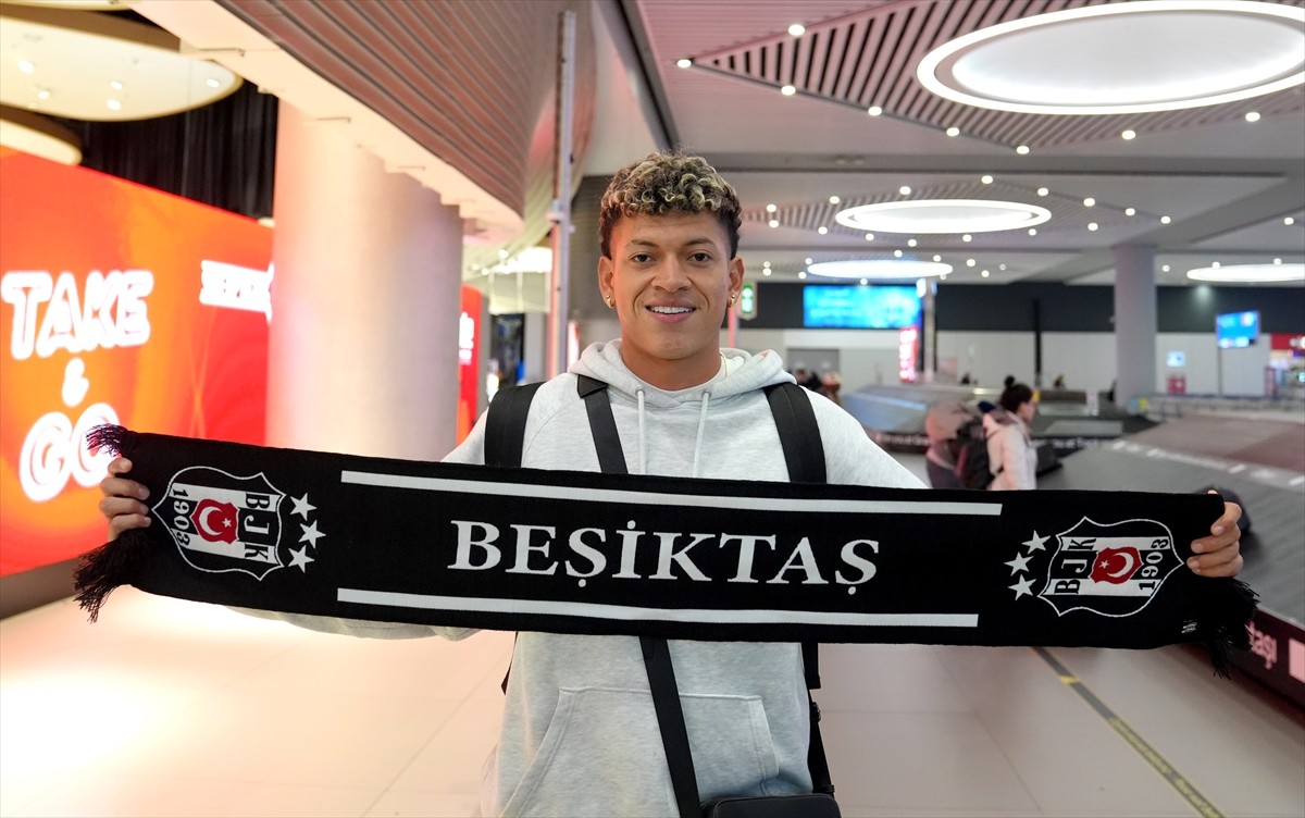 Beşiktaş'ın prensip anlaşmasına vardığı Kolombiyalı futbolcu Elan Ricardo, İstanbul'a...