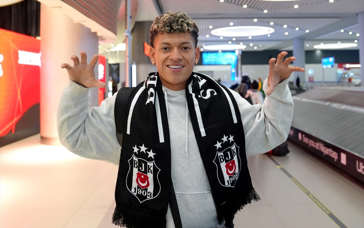 Beşiktaş'ın prensip anlaşmasına vardığı Kolombiyalı futbolcu Elan Ricardo, İstanbul'a...
