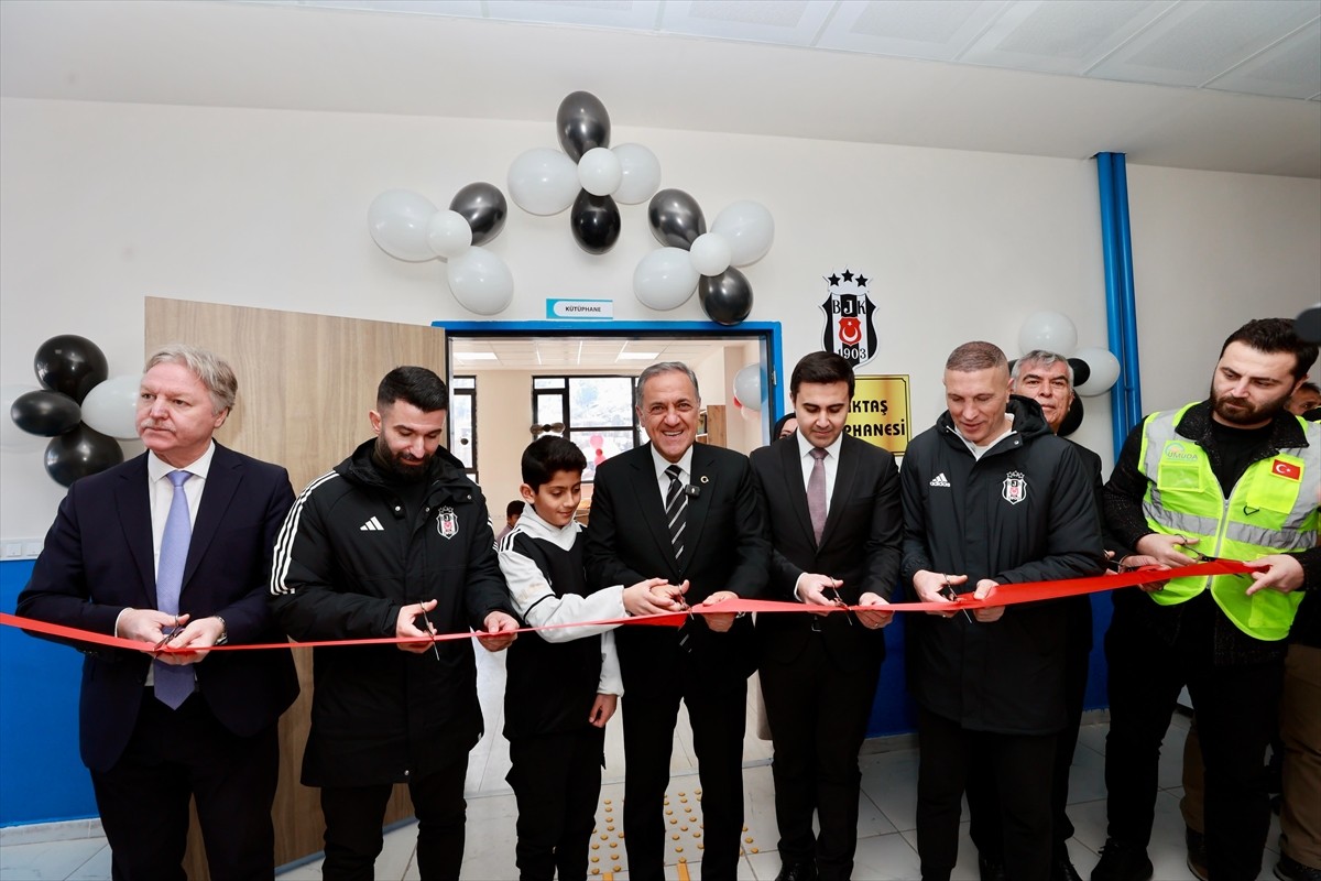 Beşiktaş JK'nin destekleriyle Bingöl'ün Adaklı ilçesindeki Karaçubuk köyündeki okulda kütüphane...