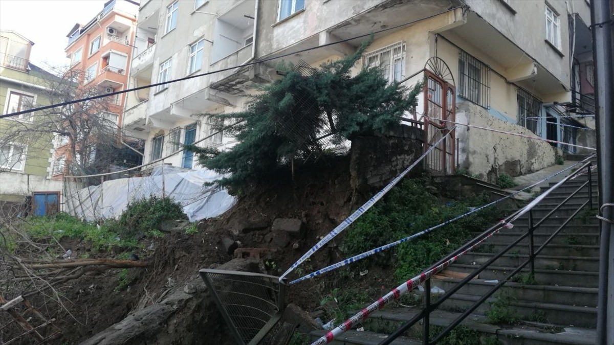 Beyoğlu'nda iki apartmanın boşaltılmasına neden olan istinat duvarının yıkılmasının ardından hasar...