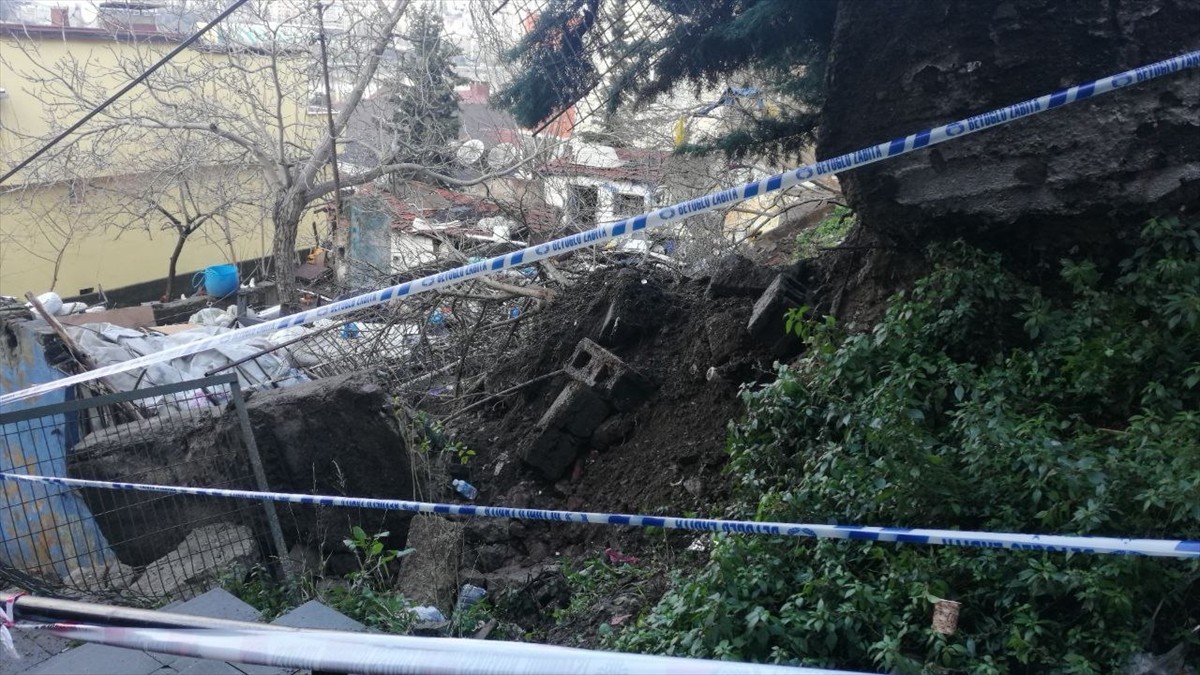 Beyoğlu'nda iki apartmanın boşaltılmasına neden olan istinat duvarının yıkılmasının ardından hasar...