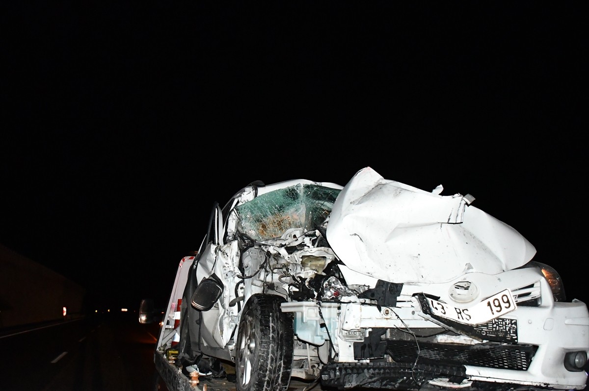 Bilecik'te otomobilin kamyona arkadan çarpması sonucu 5 kişi yaralandı.