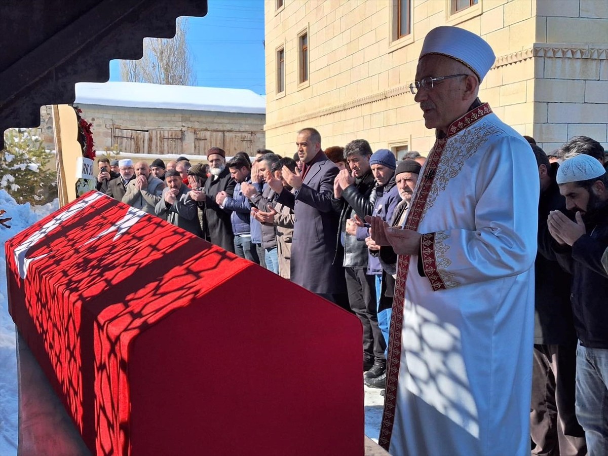 Bingöl'de otobüs kazasında hayatını kaybeden sözleşmeli er Abdullah Kaya'nın cenazesi memleketi...