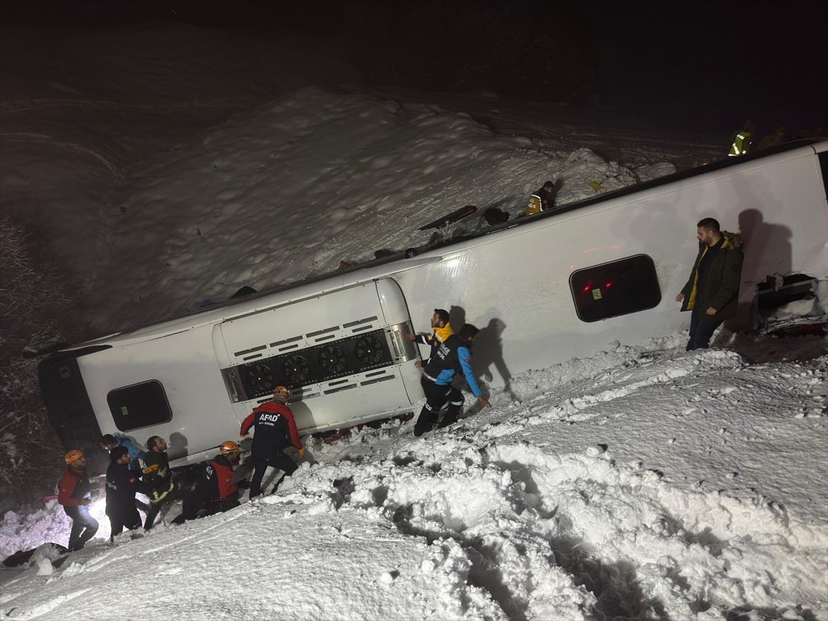 Bingöl'de yolcu otobüsü Bingöl-Diyarbakır kara yolunun Doğanca köyü mevkisinde kontrolden çıkarak...