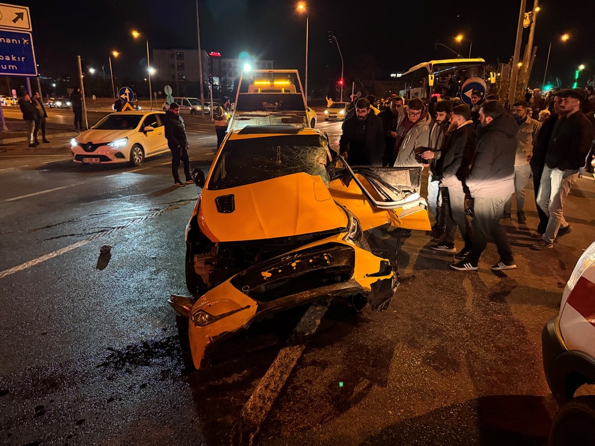 Bingöl'de yolcu otobüsü ile taksinin çarpışması sonucu 2'si ağır 4 kişi yaralandı.