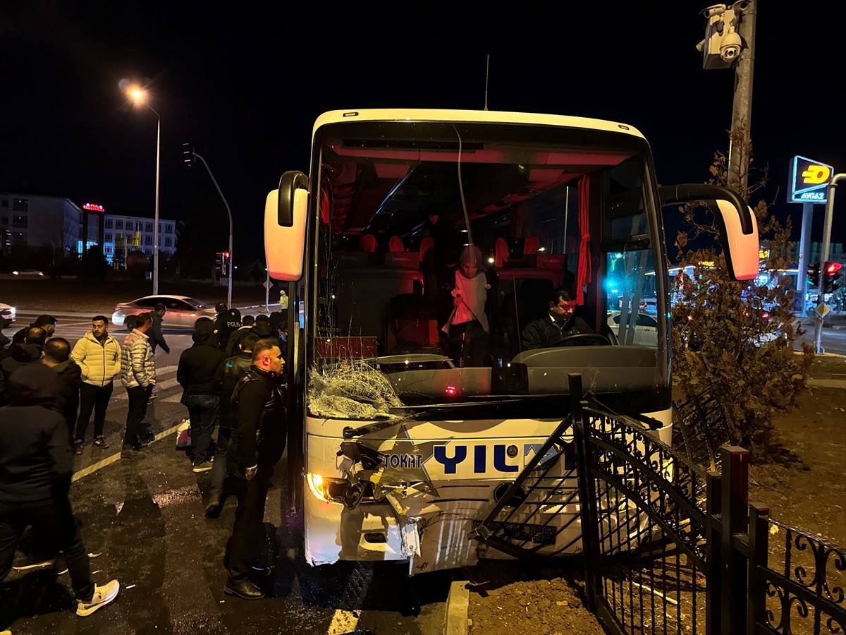 Bingöl'de yolcu otobüsü ile taksinin çarpışması sonucu 2'si ağır 4 kişi yaralandı.