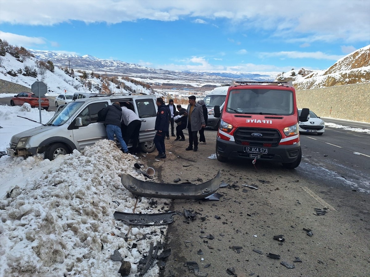 Bingöl'ün Genç ilçesinde otomobil ile hafif ticari aracın çarpışması sonucu 4 kişi yaralandı. Kaza...