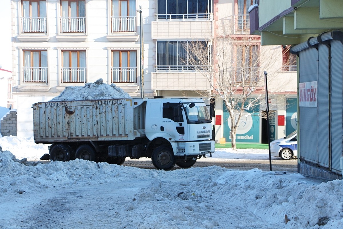 Bingöl'ün Karlıova ilçesinde etkili olan yağışın ardından biriken kar, kamyonlarla ilçe dışına...