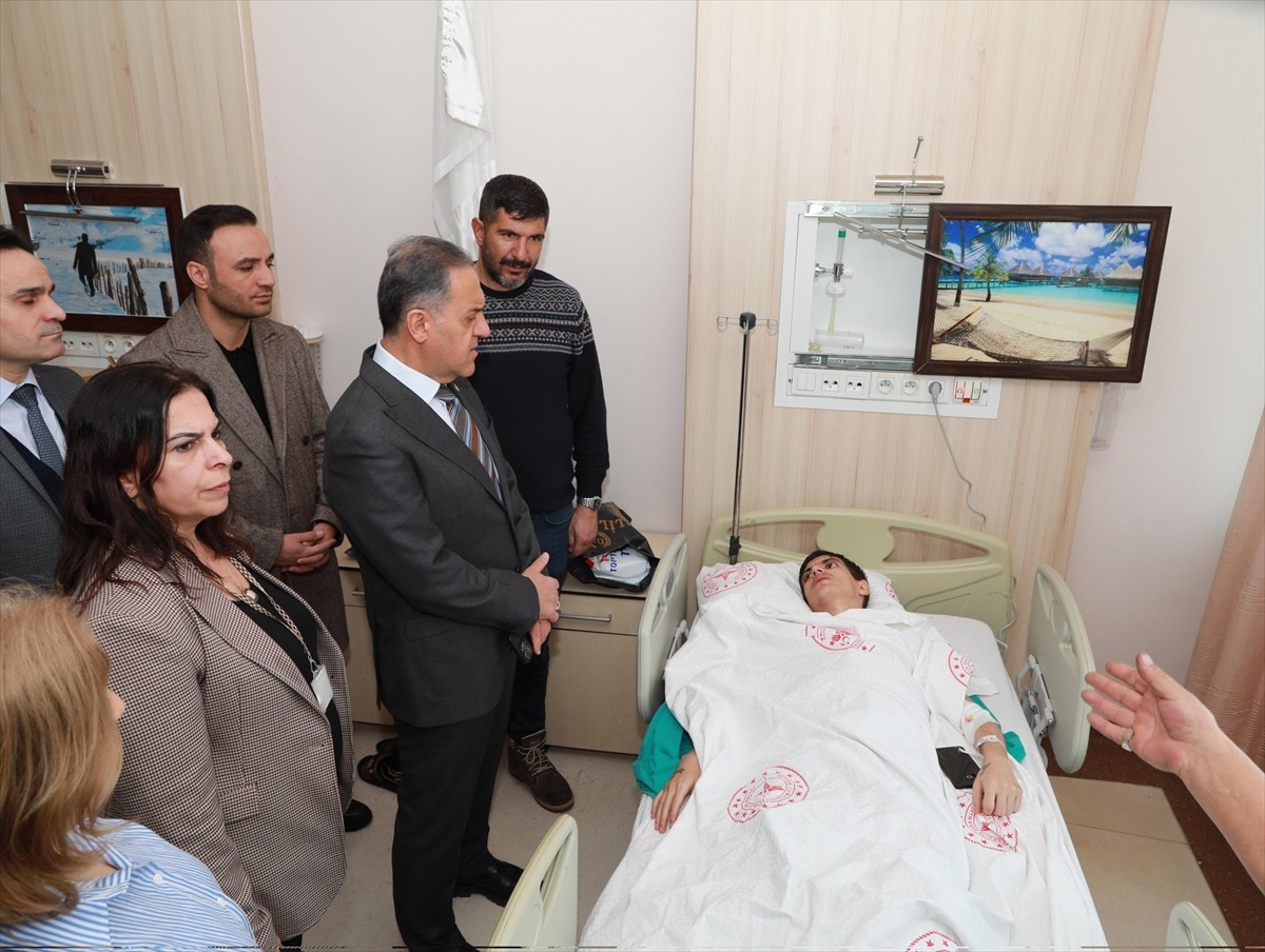 Bingöl Valisi Ahmet Hamdi Usta, dün akşam kentte yolcu otobüsünün şarampole devrilmesi sonucu...