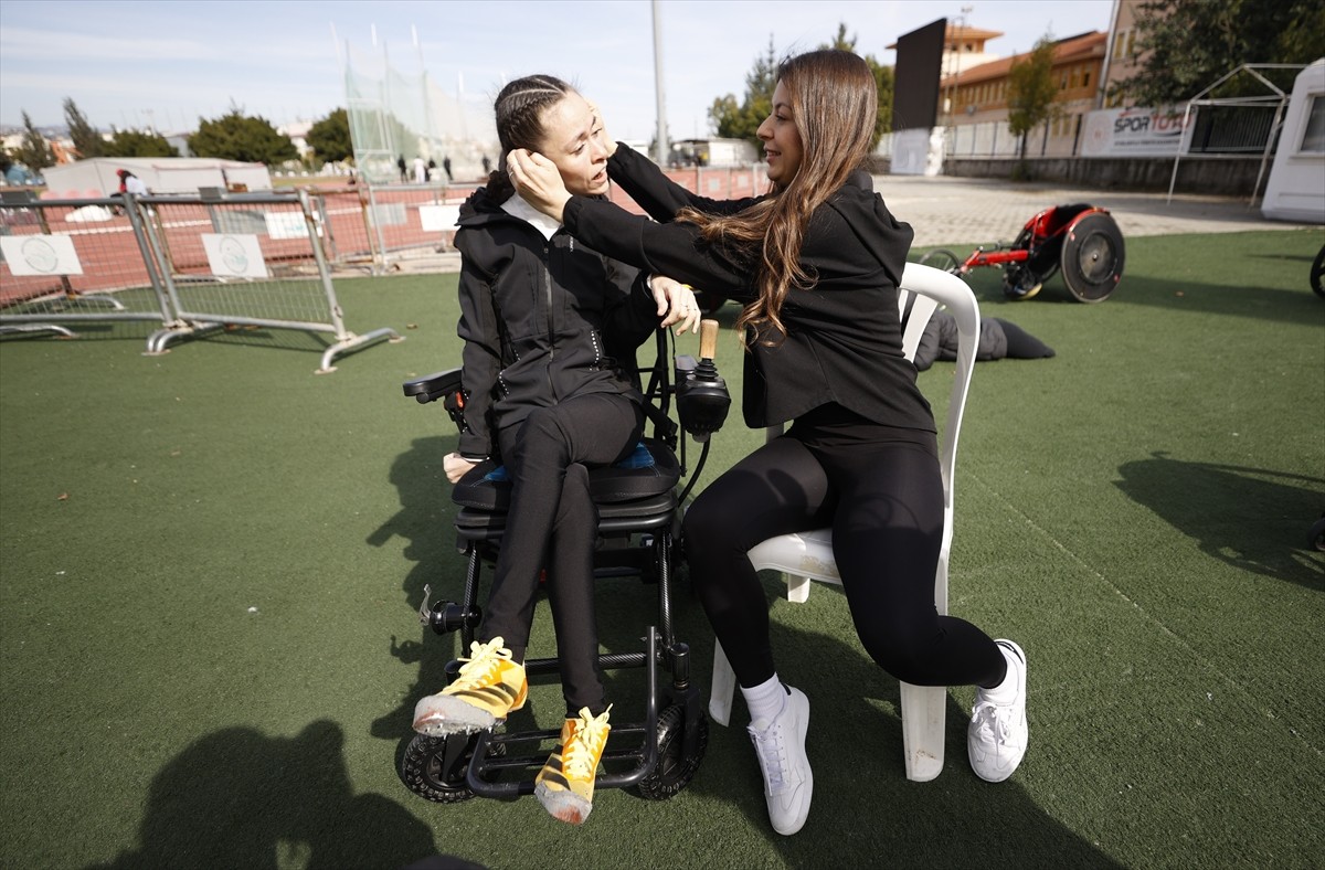 Binicilikte "tek para at terbiyecisi" unvanı sahibi 34 yaşındaki serebral palsili sporcu Canan...