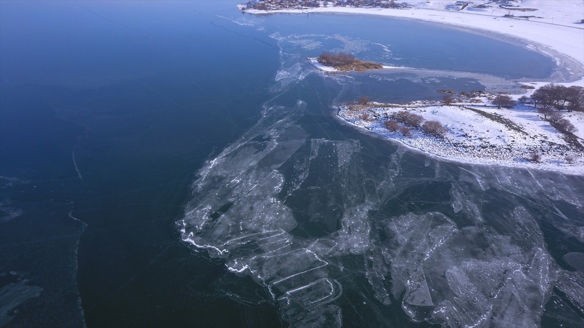 Bitlis'in Ahlat ilçesinde bulunan Nazik Gölü'nün yüzeyi, soğuk havanın etkisiyle buzla...