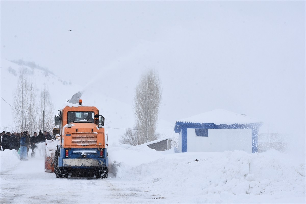 Bitlis'te 3 gündür aralıklarla süren kar nedeniyle kent genelinde kapanan 306 köy yolunun açılması...