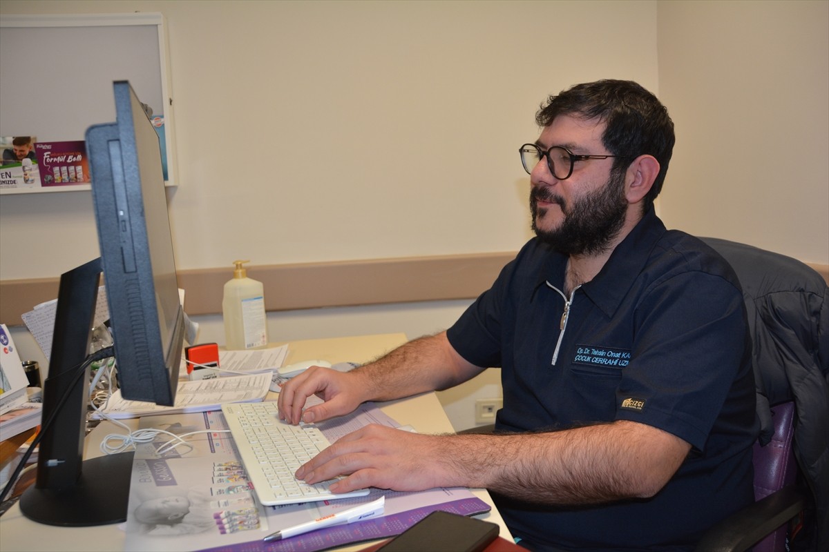 Bitlis'te 5 yaşındaki çocuğun 9 ay önce yuttuğu toplu iğne, ameliyatla mesane duvarından...