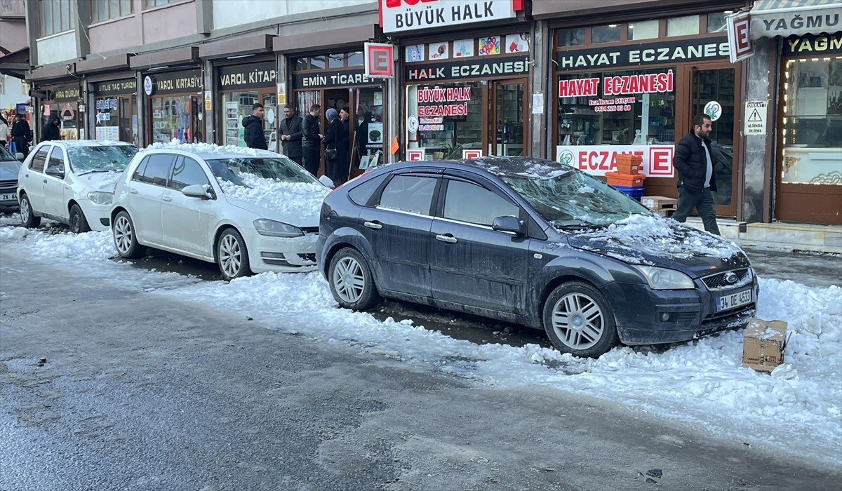 Bitlis'te çatıdan üzerlerine kar kütlesi düşen 3 otomobilde hasar oluştu.