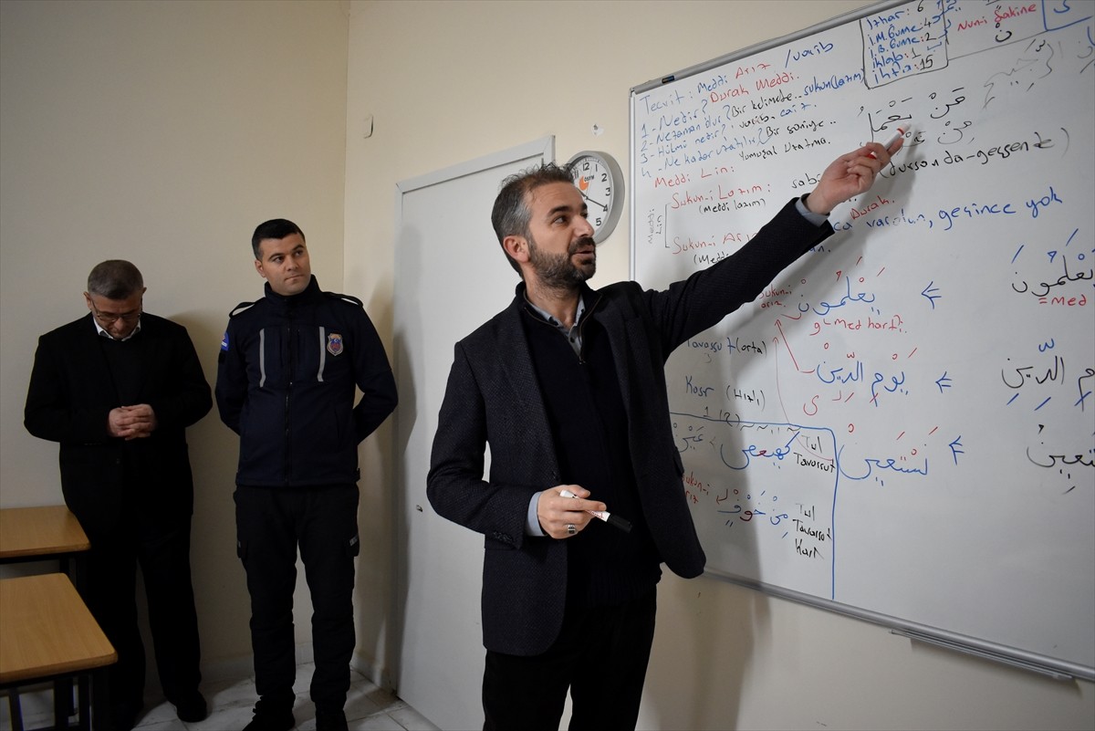 Bitlis'te E Tipi Kapalı Ceza İnfaz Kurumu'nda kalan hükümlü ve tutuklular, açılan kurslarda hem...